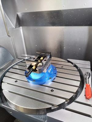 Wysokiej precyzji samocentryzacyjny wiersz i 4 otwory ręczne do 5 osi CNC pracy przez serii 96